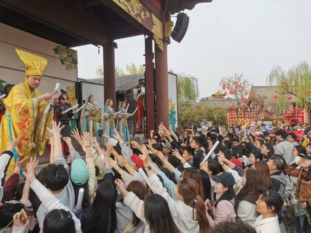 开封景区举办许多接地气、趣味性强的互动游戏,让游客热情参与其中。