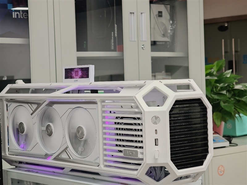 满血塞进RTX 5080与锐龙9 9950X3D!七彩虹iGame LAB Vulcan Armor火神战甲定制主机评测:地表最强ITX主机