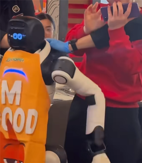 美国一海底捞门店机器人跳舞时变掀桌子 三名服务员都拉不住