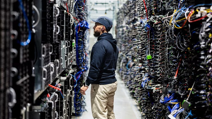 法国OVHcloud公司数据中心的一名员工,OVHcloud公司是欧洲一家运营商,IT专家称该公司已在提供关键的数字基础设施。 资料图