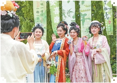 端午时节，浙江德清钟管镇蠡山景区举办点茶、包粽子等多种民俗活动。图为汉服爱好者在景区打卡拍照。王树成摄（影像中国）