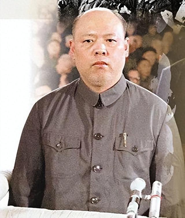 姚文元坐牢后，审判员让他认罪，他却说：我是顺从毛主席调换作念的