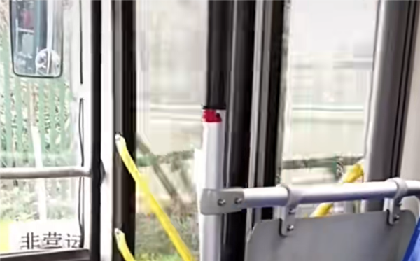 老人插队挤公交被乘客撞倒离世 家属向公交公司索赔70万 法院判了