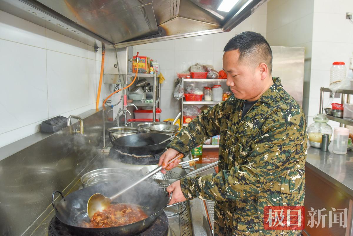 正午时分,刘杨在烹制公安牛肉。(极目新闻记者 黄志刚 摄).jpg