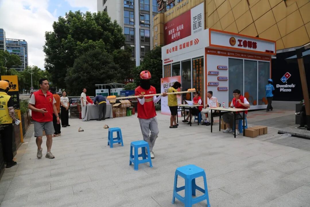 京东秒送外卖员参加奉化工会“夏日驿趣堂”活动。