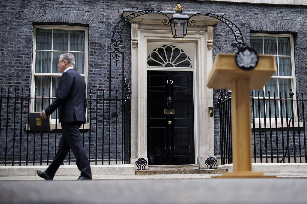 当地时间2026年6月22日,英国伦敦,英国首相基尔·斯塔默在唐宁街发表辞职声明后离开讲台。视觉中国 图
