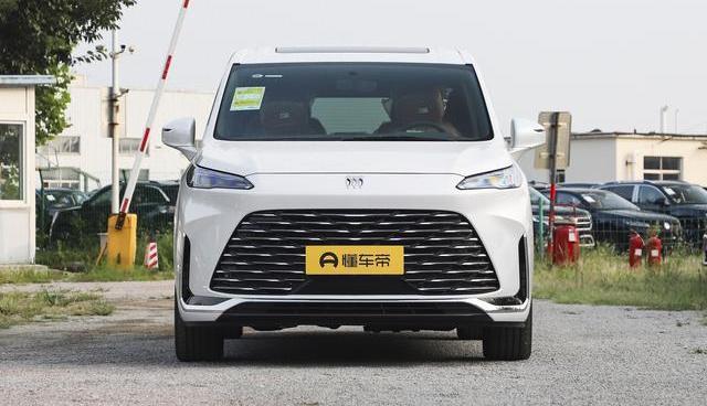 之前我一直开一台紧凑级 SUV，单身的时候用着挺顺手，通勤代步、周末出游都能应付-有驾