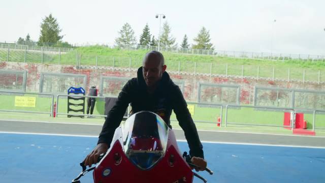 车手张雪揭秘赛车调校细节，0.1秒提升背后的人车合一