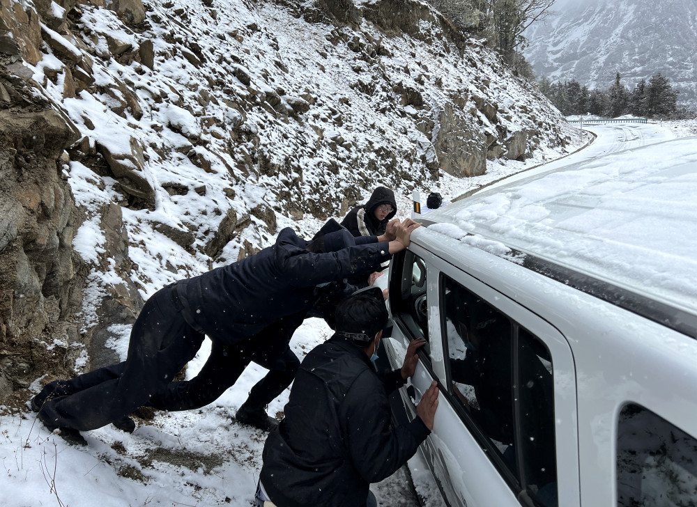 玉麦边境派出所民警救援被困群众 钟鑫摄