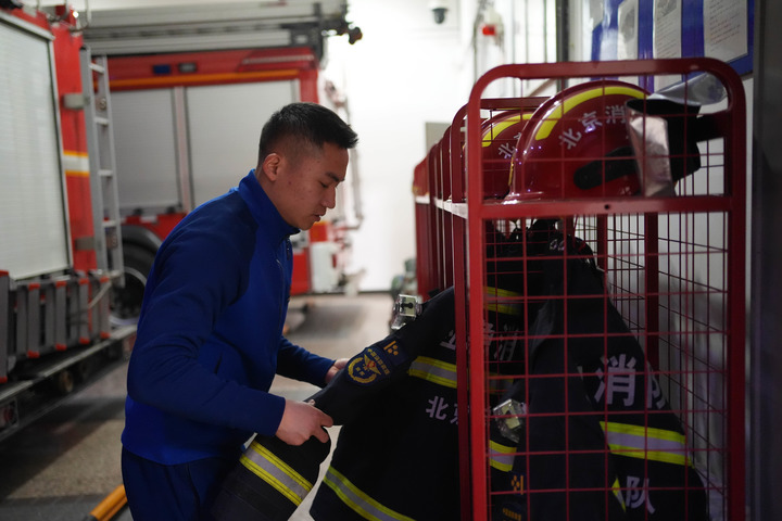 2月3日，一名消防员对消防防护装备进行检查。新华每日电讯记者谢晗 摄