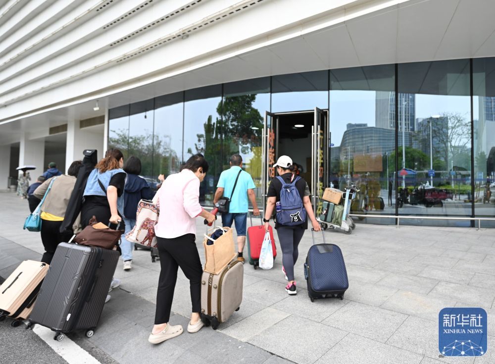 ↑5月8日，台胞来到厦门B7快递驿站寄存行李物品。