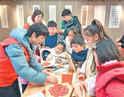 安徽亳州市文化馆开展亳州剪纸技艺推广活动。　　胡荣丽摄