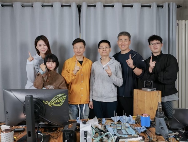 i9-14900KF液氦超至9.2GHz！中国高手刷新CPU频率记录