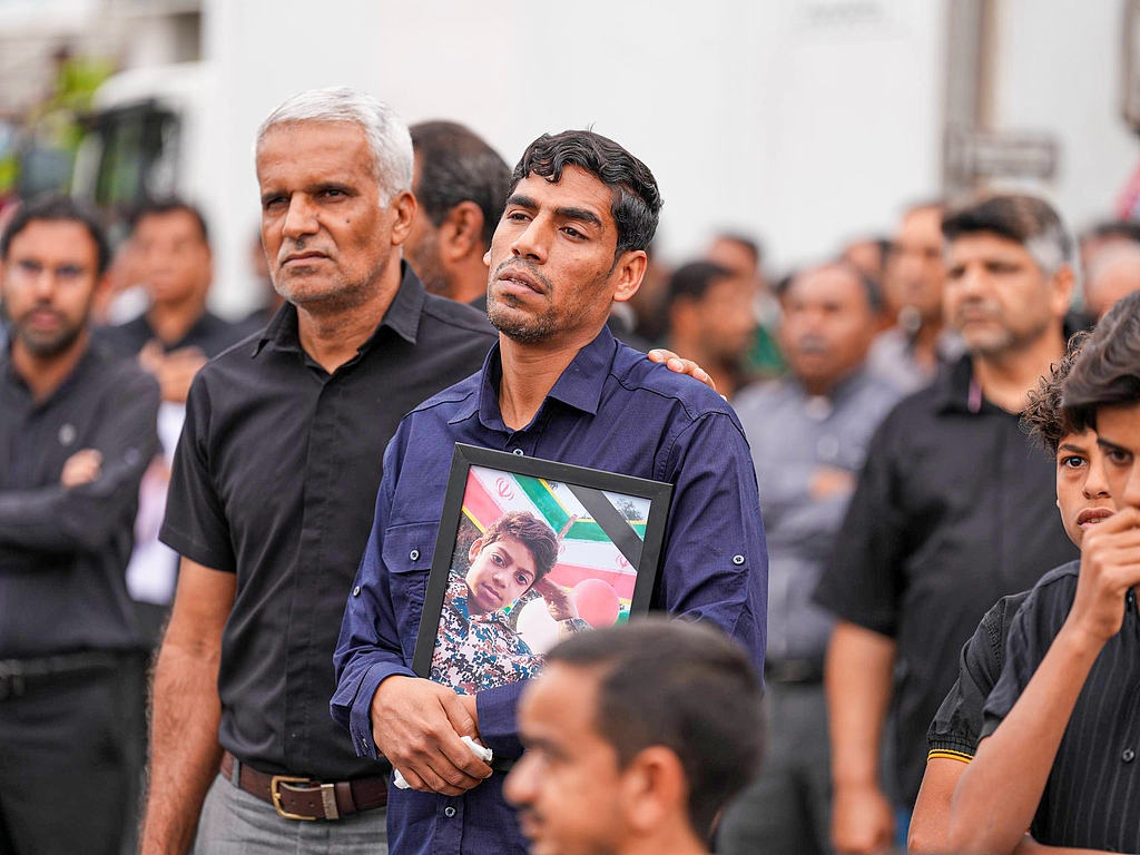 3 日，在米纳卜市举行的葬礼上，哀痛者手捧遗像，悼念在好意思以坚苦中丧生的小学生。（视觉中国）