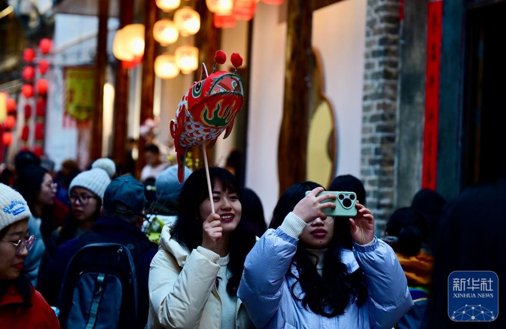 2月7日,游客在瞻淇村游玩。