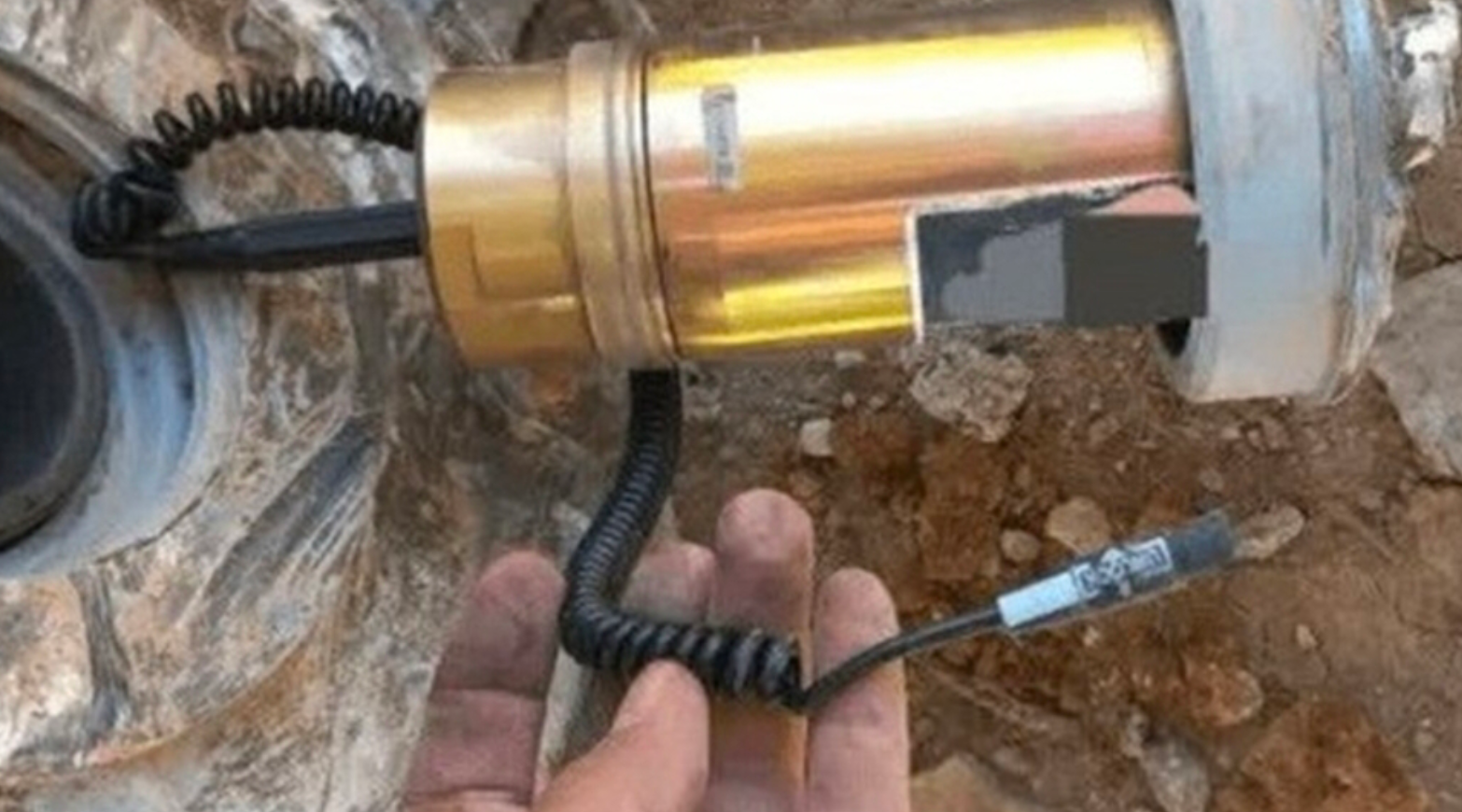 ▲伊朗军队正在拆除未爆GBU-57巨型钻地弹 据央视新闻