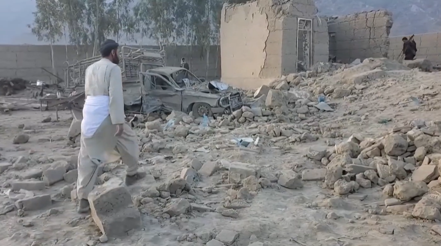 资料图:2月22日,巴基斯坦发动袭击后,阿富汗楠格哈尔省的一处废墟。图源:外媒