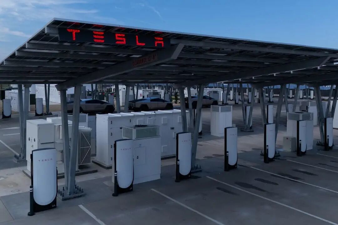 Solar powered Tesla supercharger in California
