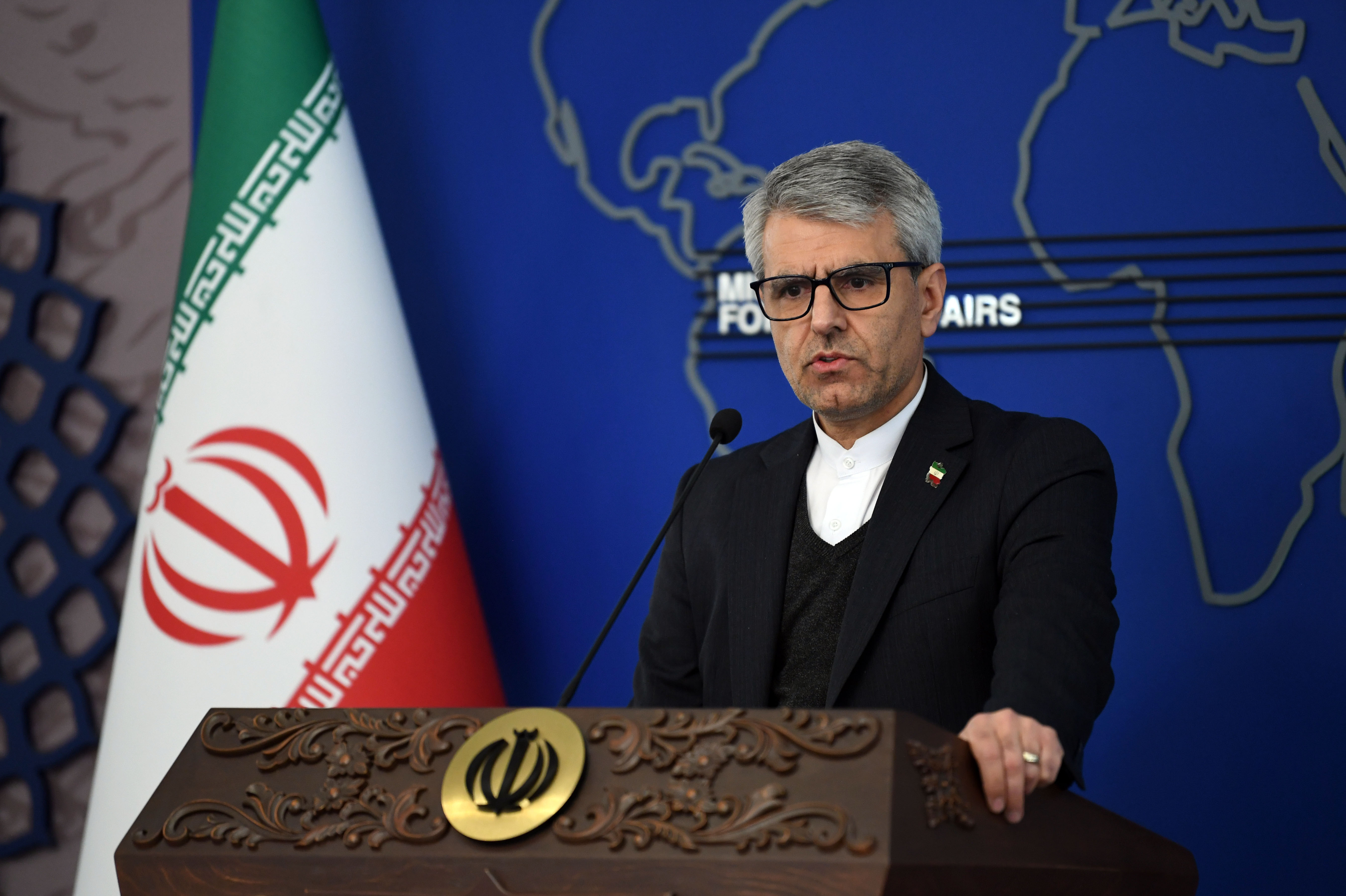 1月12日,伊朗外交部发言人巴加埃在伊朗首都德黑兰出席新闻发布会。巴加埃当天在记者会上表示,伊朗与美方有对话渠道。伊朗愿意对话,但不接受说教。新华社记者沙达提摄