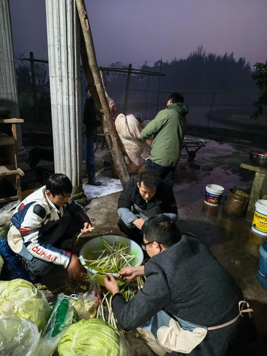 11日清晨,网友们在备菜。(图/受访者提供)