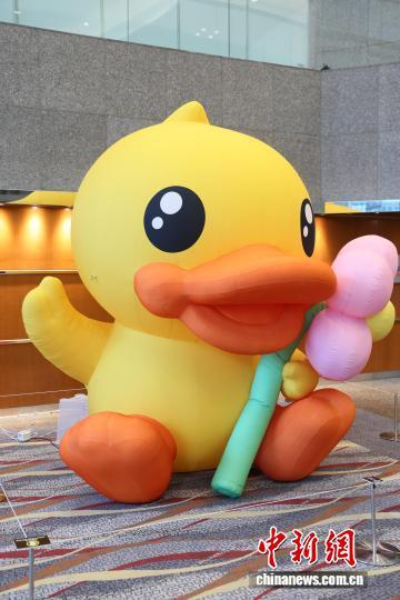 1月12日，香港贸易发展局举办的第52届香港玩具展在香港会议展览中心揭幕。图为在玩具展“潮玩馆”展厅内展出的“B.Duck”。(主办方供图)