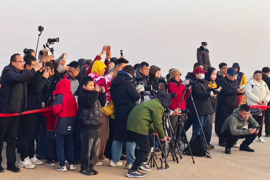 ▲现场观看日出的游客