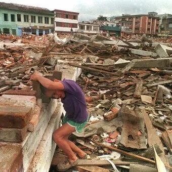 1999年2月12日,震后的亚美尼亚城满目疮痍。此次地震造成971人死亡,5377人受伤,超过2100栋房屋被毁。(图源:美联社)