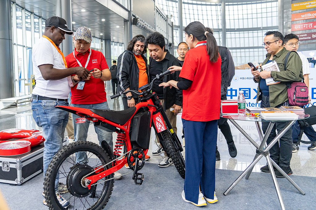 外商在浙江义乌采购电动摩托车。（视觉中国）