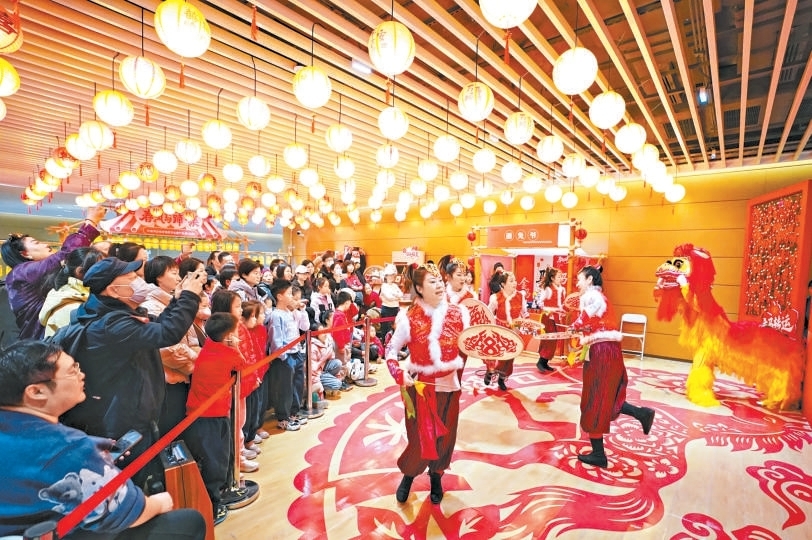 北京城市图书馆开设“春风马蹄&middot;集”春节非遗市集，人气火爆。本报记者 方非摄