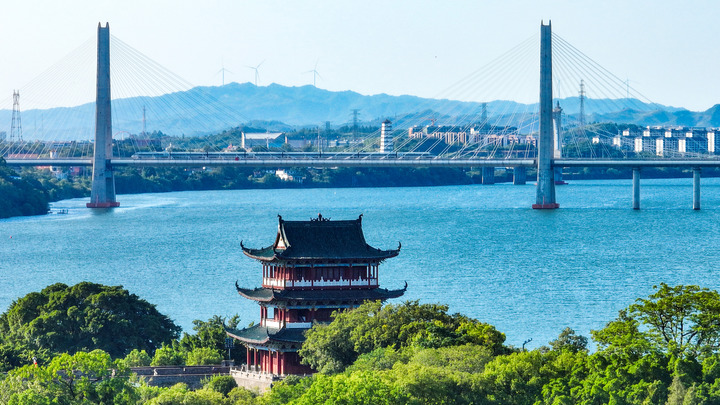 在江西省赣州市,八境台巍峨耸立。新华社发(胡江涛 摄)