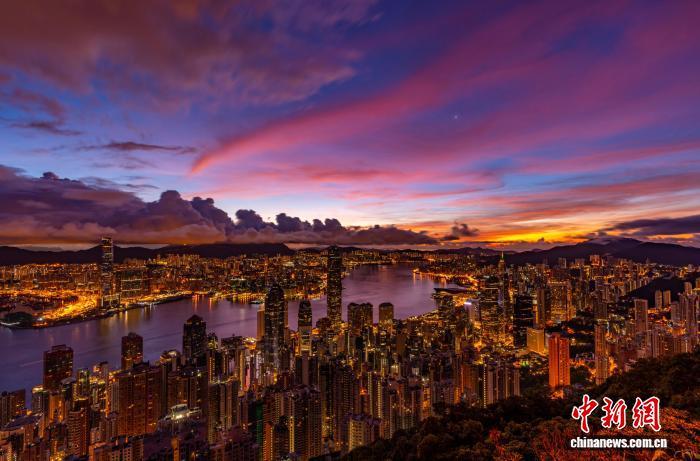 香港维多利亚港两岸景色。(资料图)中新社记者 张炜 摄