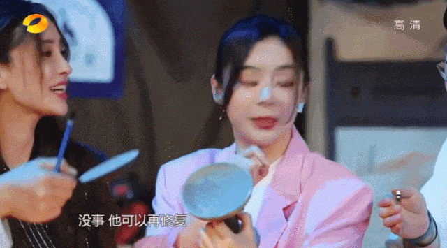 袁姗姗徒手拿文物