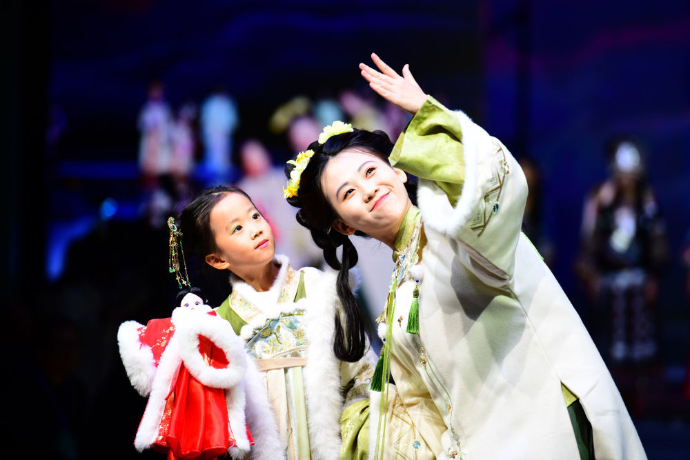 2025年11月22日在2025秋冬汉服新品发布会上拍摄的模特。新华社记者郭绪雷 摄