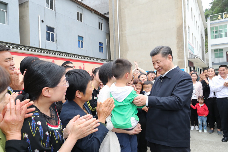 （2018年4月24日，习近平总书记在湖北宜昌考察）