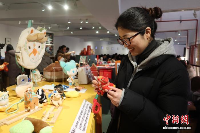 1月21日，2026“骐骥”文创展览在位于浙江杭州的中国丝绸博物馆开幕。该展览汇集了40余家文博单位、文创企业及个人设计师的285件马年主题文创产品。　　孙琳茹 摄