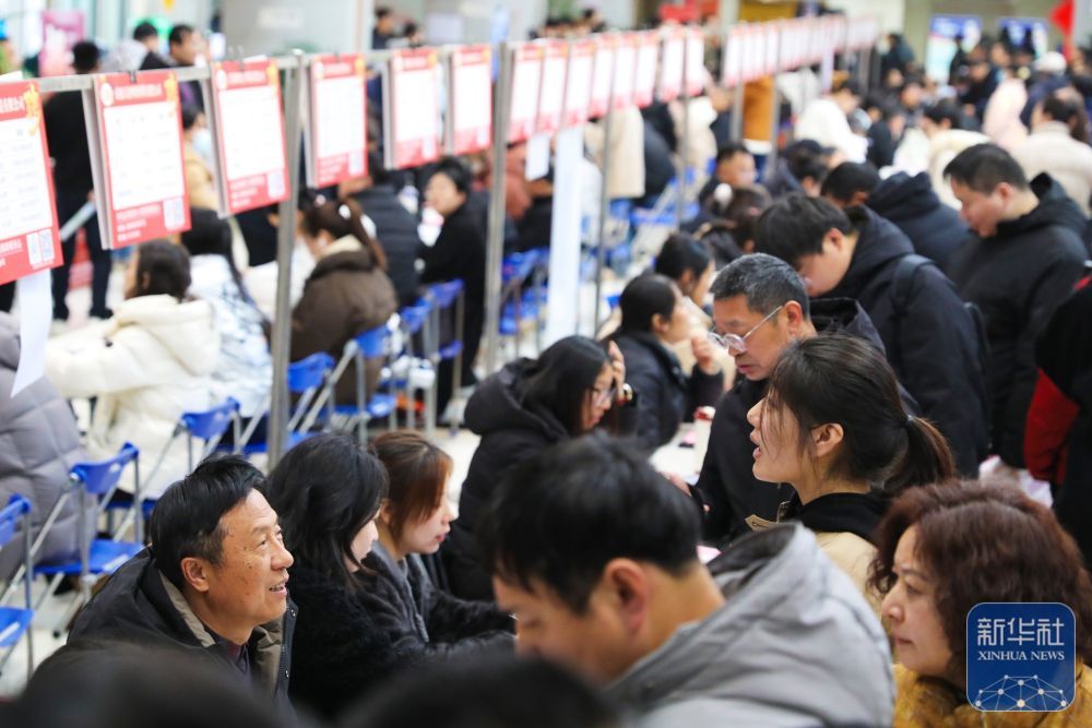 ↑ 2月24日，求职者在江苏省海安市2026春风行动暨就业援助季专场招聘活动现场与用人单位交流就业信息。新华社发（顾彬斌 摄）