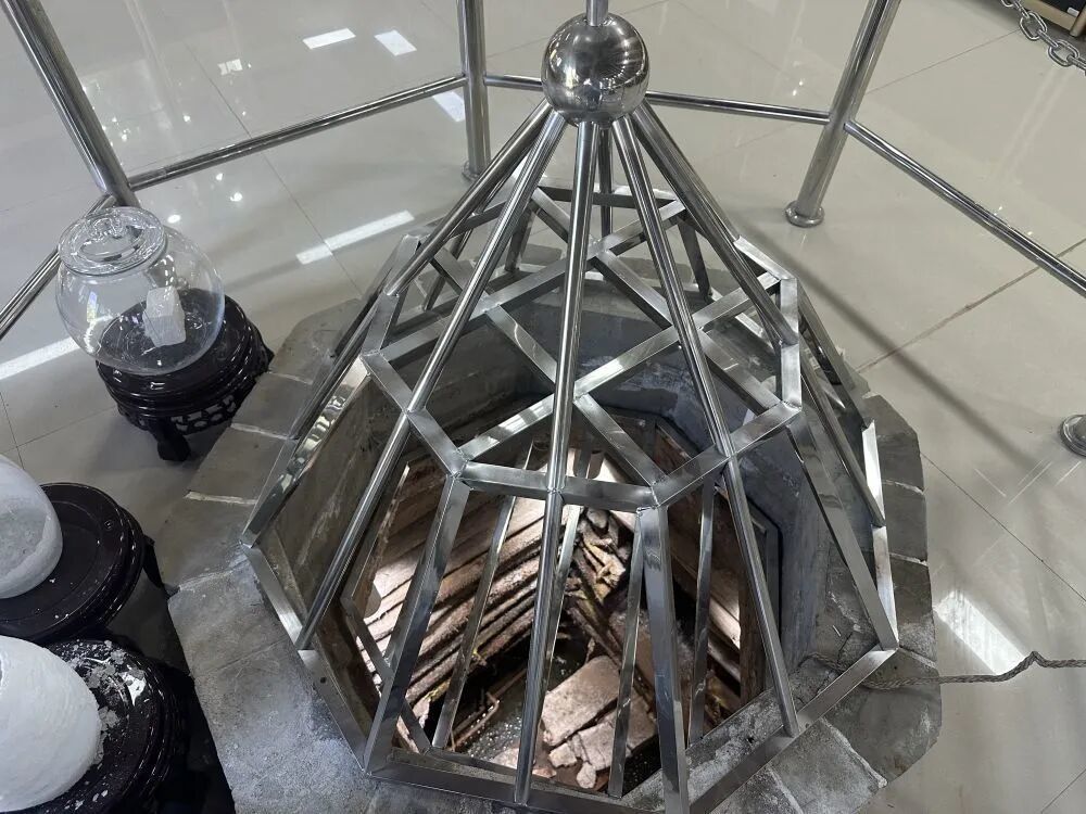 位于漳县盐史馆内的一口古盐井 新华社记者 王铭禹 摄