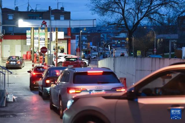 3月9日，车辆在西班牙齐门马德里一处加油站列队加油 新华社发