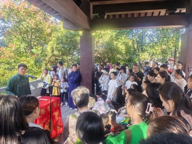 武汉知音文化旅游区龟山公园桂月亭内的湖北评书表演。新华社发(马慧洁 摄)