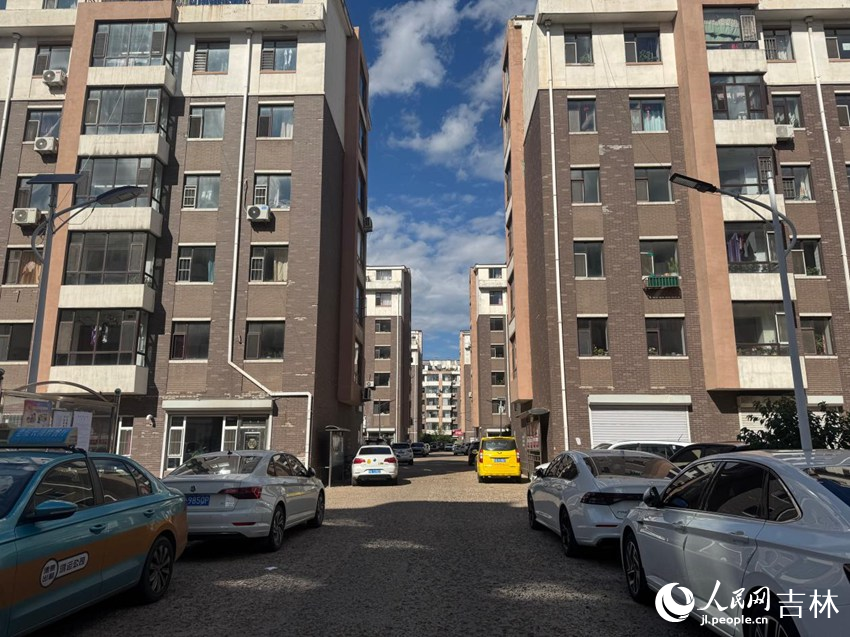 德惠市清华社区龙德盛世城B区内,盘踞多年的私搭棚子不见了,小区敞亮起来。人民网记者 李思玥摄