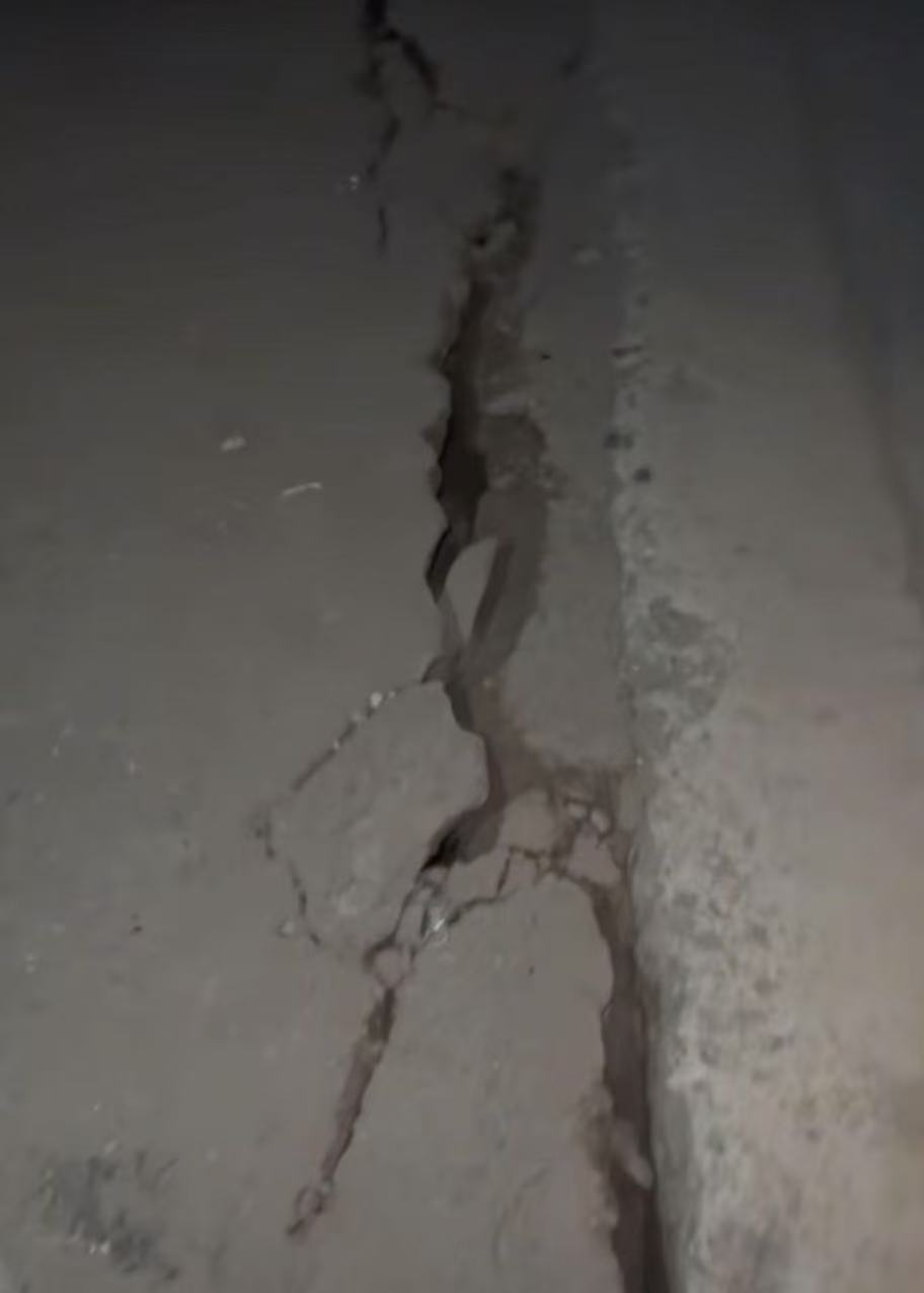 玛如乡出现地面开裂。(图/受访者视频截图)