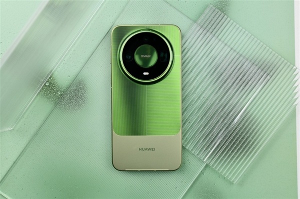 华为Mate 90 Pro Max典藏版上手:翡冷翠很抢眼!积木壳也有新玩法