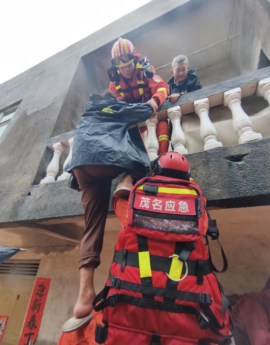 广东救援队转移被困老人。受访者供图