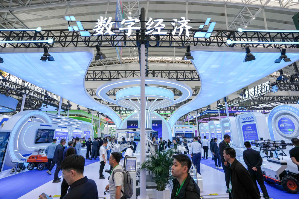 2026年5月17日,在黑龙江哈尔滨举办的第十届中国—俄罗斯博览会迎来公众开放日。第十届中俄博览会主题为“信任、合作、共赢”,展览总面积5.5万平方米,46个国家和地区1500余家中外企业参展。这是参会者在博览会数字经济展区参观。