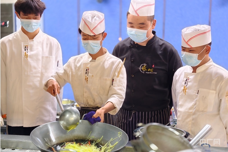 烹饪专业学生实操课(央广网记者 张海东 摄)