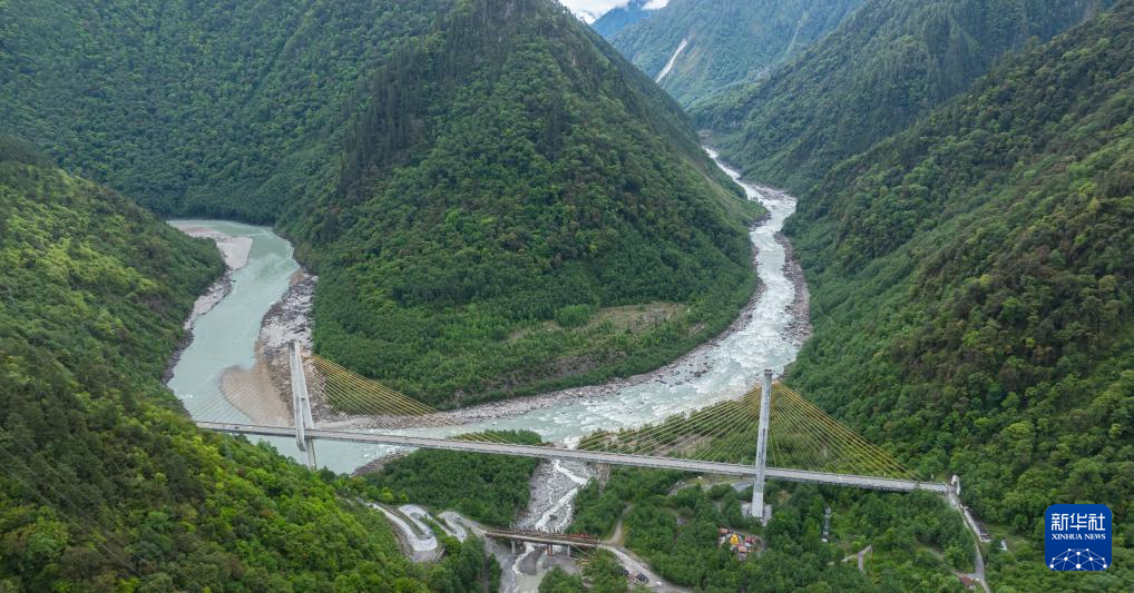 这是川藏公路通麦路段上的迫龙沟特大桥(2026年5月14日摄,无人机照片)。
