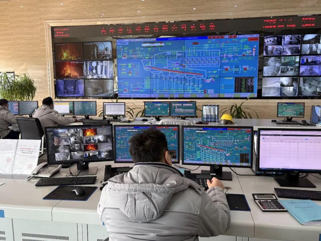 扬州高邮市垃圾焚烧厂的中控区,工作人员可以直接在中控区调控炉子的温度,氧气等等/南风窗 朱秋雨 摄