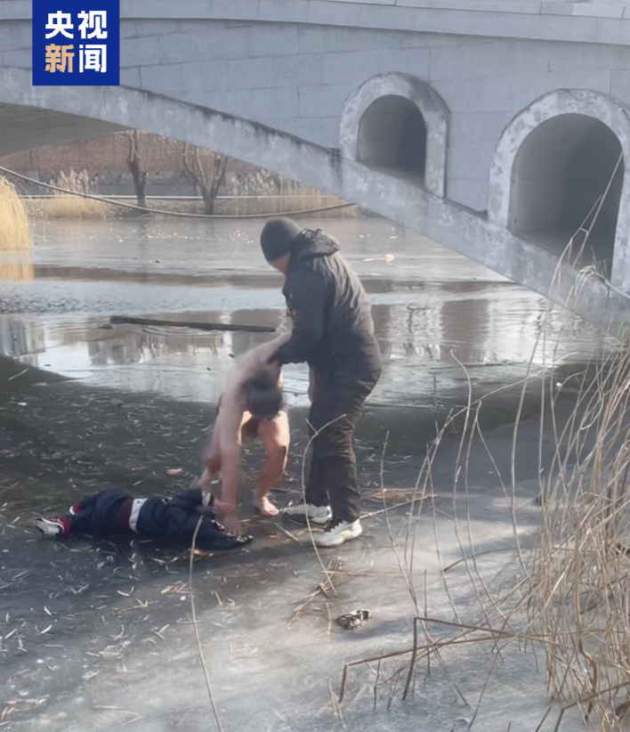 △刘玉坤将杨先生和落水儿童拖回岸边