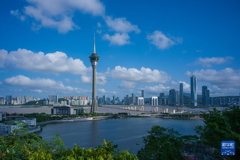 6月22日拍摄的澳门旅游塔和横琴一带的景色。新华社发(张金加摄)