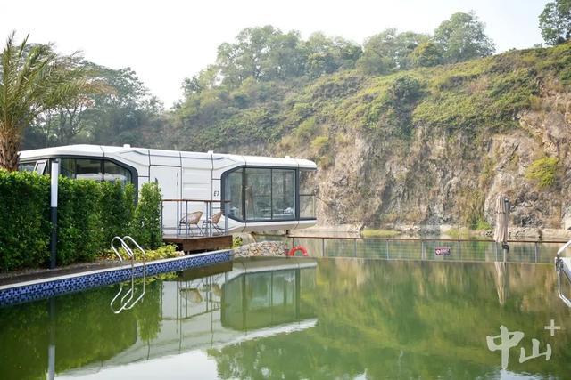 星舰营地民宿凭借“矿坑湖+太空舱”的独特玩法，成为湾区周边游的一匹黑马。（资料图片） 中山日报记者 缪晓剑 摄